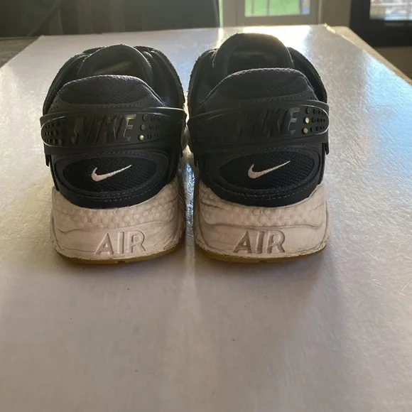 NIKE AIR HUARACHE Men’s Black Sneakers Size 10